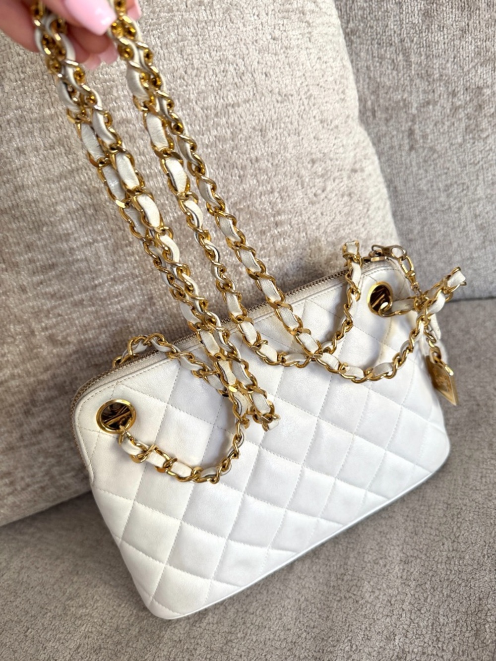 CHANEL Vintage White Bag - Picture 3 of 15